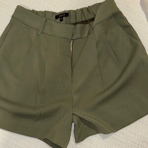Quince Green Shorts with pleats/Tailored Design